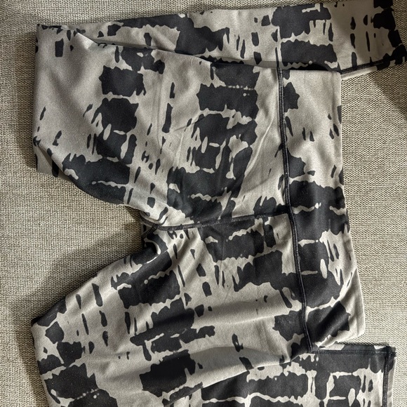 Alo Yoga Airbrush Leggings in Tie Dye M excellent condition black gray - Picture 9 of 9